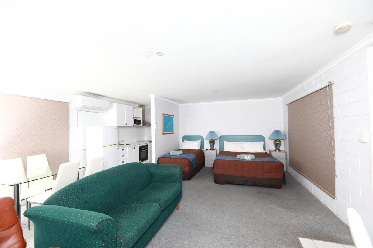 Albatross Motor Inn Lakes Entrance Exterior photo